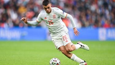 LONDON, ENGLAND - JULY 06: Pedri of Spain runs with the ball during the UEFA Euro 2020 Championship Semi-final match between Italy and Spain at Wembley Stadium on July 06, 2021 in London, England. (Photo by Shaun Botterill - UEFA/UEFA via Getty Images)