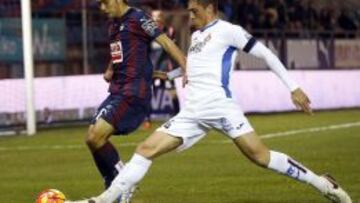 Takashi Inui pelea un bal&oacute;n con Antonio Ra&iacute;llo durante el encuentro de Liga BBVA entre Eibar y Espanyol en Ipur&uacute;a.