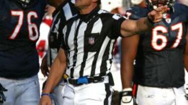 No sólo es que Ed Hochuli sea un árbitro extraordinario, es que se lo pasa en grande dentro del emparillado. Es un espectáculo en si mismo.