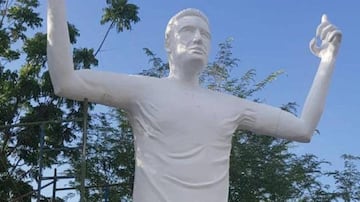 This 19-foot statue of Radamel Falcao was bulit in his hometown in Santa Marta, Colombia. And it's too late to take it down now. We're wondering what Falcao had done to the artist. 