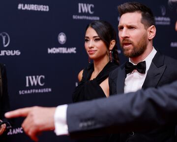 El futbolista argentino del PSG, Lionel Messi y su esposa Antonela Roccuzzo, llegando al photocall de la alfombra roja.