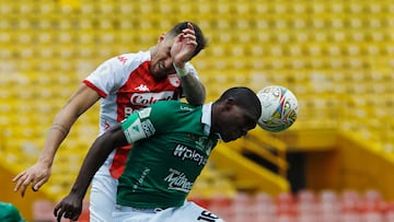 José Aja y Germán Mera durante un partido entre Independiente Santa Fe y Deportivo Cali por Liga BetPlay.