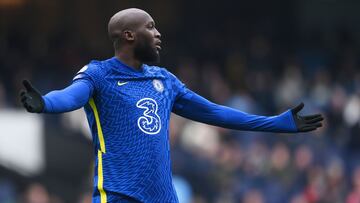 MANCHESTER, ENGLAND - JANUARY 15: Romelu Lukaku of Chelsea reacts during the Premier League match between Manchester City and Chelsea at Etihad Stadium on January 15, 2022 in Manchester, England. (Photo by Laurence Griffiths/Getty Images)