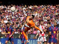 BARCELONA, 22/03/2026.- Elporterodel FC Barcelona Joan García durante el partido de la jornada 29 de LaLiga EA Sports en el Camp Nou entre el Barcelona y el Rayo Vallecano, este domingo. EFE/ Toni Albir