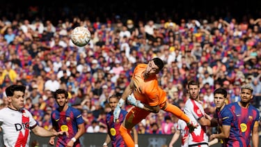 BARCELONA, 22/03/2026.- Elporterodel FC Barcelona Joan García durante el partido de la jornada 29 de LaLiga EA Sports en el Camp Nou entre el Barcelona y el Rayo Vallecano, este domingo. EFE/ Toni Albir