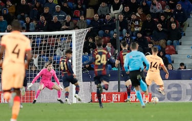 0-2. Asistencia de Nahuel Molina a Marcos Llorente, que encara al portero granota y marca el primer gol.