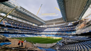 Panorámica del interior del Bernabéu con el izado de la primera chercha del techo retráctil.