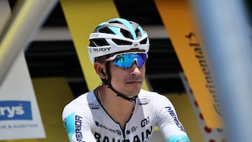 Saint Malo (France), 11/07/2025.- Colombian rider Santiago Buitrago of Bahrain - Victorious team looks on prior the 7th stage of the Tour de France cycling race over 197km from Saint Malo to Mur-de-Bretagne, France, 11 July 2025. (Ciclismo, Bahrein, Francia) EFE/EPA/CHRISTOPHE PETIT TESSON