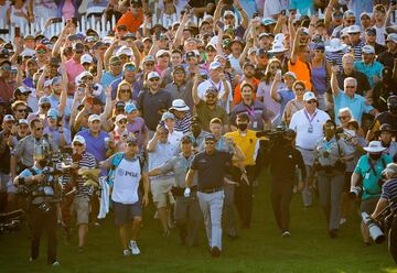 Phil Mickelson y su caddie, Tim Mickelson, caminan entre una multitud, sin mascarilla ni distancia, en el hoyo
18 durante la ronda final de la 103ª edición del PGA Championship de golf, que ha tenido lugar en Carolina del Sur
(EE UU). A sus 50 años, Mickelson ha hecho historia al convertirse en el golfista más veterano que gana un ‘major’.