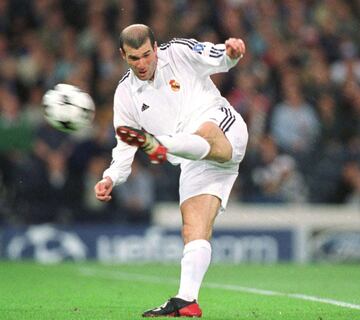 La volea inmortal de Zidane.
Uno de los mejores goles de la historia y de una plasticidad exquisita. 15 de mayo de 2002, Hampden Park y enfrente, el Bayer Leverkusen. Al filo del descanso, Solari abrió para Roberto Carlos, que centró de primeras con mucha