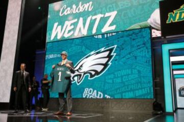 Tampoco hubo sorpresa en el n¨²mero dos y Carson Wentz se marchar¨¢ a la Ciudad del Amor Fraternal, que no lo ser¨¢ tanto mientras Sam Bradford contin¨²e en los Eagles. Me temo que el bueno de Sam no ama precisamente esta elecci¨®n.