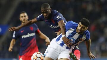 Kondogbia pelea por un balón con Taremi.