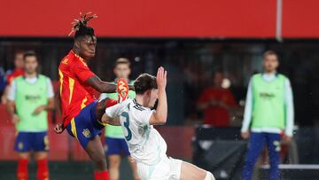 Nico Williams trata de regatear Trai Hume en el España 5-1 Irlanda del Norte.