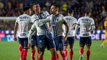 AME3643. MONTERREY (MÉXICO), 18/03/2023.- Luis Romo (c) de Rayados festeja una anotación ante Tigres hoy, durante un partido correspondiente a la jornada 12 del Torneo clausura 2023, en el estadio Universitario de la ciudad de Monterrey (México). EFE/ Miguel Sierra
