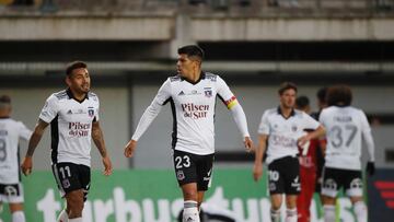 Futbol, Nublense vs Colo Colo.
Octavos de final, Copa Chile 2022.
Los jugadores de Colo Colo Marcos Bolados y Esteban Pavez ,derecha, se retiran de la cancha al final de primer tiempo por los octavos de final de la Copa Chile contra Nublense disputado en el estadio Bicentenario Nelson Oyarzun de Chillan, Chile.
17/08/2022
Andres Pina/Photosport

Football, Nublense vs Colo Colo.
Round of 16, 2022 Copa Chile Championship.
Colo Colo's playes Marcos Bolados and Esteban Pavez, right,  leaves the pitch after the end first time for round of 16, first leg match, of the Copa Chile Championship against Nublense held at the Bicentenario Nelson Oyarzun stadium in Chillan, Chile.
17/08/2022
Andres Pina/Photosport