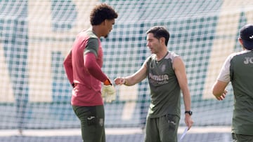 Marcelino se la choca a Luiz Júnior, ayer.