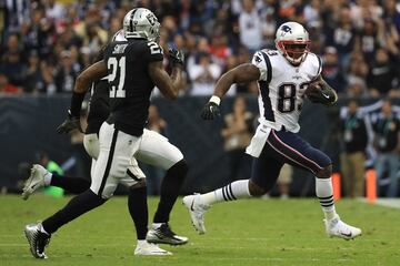 MEXICO CITY, MEXICO - NOVEMBER 19: Dwayne Allen #83 of the New England Patriots runs with the ball after a reception against the Oakland Raiders during the second half at Estadio Azteca on November 19, 2017 in Mexico City, Mexico.   Buda Mendes/Getty Images/AFP
== FOR NEWSPAPERS, INTERNET, TELCOS & TELEVISION USE ONLY ==