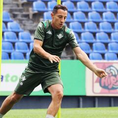 Guardado volvió a ser titular con el Betis en partido amistoso