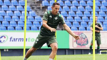 Guardado volvi&oacute; a ser titular con el Betis en partido amistoso