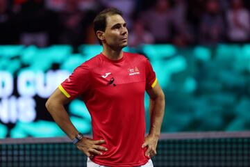 Rafael Nadal llora mientras se proyecta un video homenaje a su carrera al final del partido de dobles de cuartos de final entre Holanda y España durante las finales de la Copa Davis en el Palacio de Deportes José María Martín Carpena en Málaga.