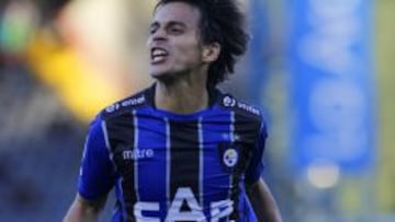 Carlos Espinoza celebra su gol, el que abrió la ruta del triunfo.