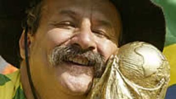 <b>ABRAZADOS A LA COPA.</B> Dados los precedentes con Inglaterra en los Mundiales, los aficionados brasileños ya sueñan con volver a abrazarse a la copa.