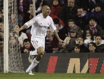 Raúl Bravo celebra el último de los cuatro goles que marcó como jugador del Real Madrid, al Athletic en un partido de Liga disputado en febrero de 2006 en el viejo San Mamés.