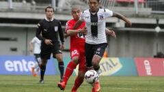 El jugador de Nublense Carlos Lopez, izquierda, disputa el balon con Christofer Gonzales de Colo Colo durante el partido por Copa Chile en 