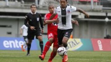 El jugador de Nublense Carlos Lopez, izquierda, disputa el balon con Christofer Gonzales de Colo Colo durante el partido por Copa Chile en