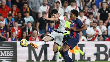 MADRID, 26/04/2023.- El delantero del Rayo Vallecano Sergio Camello (i) dispara a puerta ante el defensa francés del FC Barcelona Jules Koundé (d) durante el partido correspondiente la Jornada 31 de LaLiga que disputan Rayo Vallecano y FC Barcelona este miércoles en el Estadio de Vallecas, en Madrid. EFE/ Rodrigo Jimenez
