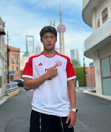 El futbolista juvenil chino de 18 años Guo Jiaxuan murió el 20 de marzo de 2025 en Pekín como consecuencia de una lesión cerebral ocurrida mientras entrenaba en España el pasado 6 de febrero. Guo se encontraba en España preparándose con la selección de Pekín para un campeonato a nivel nacional en China, recogió este jueves la publicación local Jiemian.




