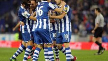 El delantero del RCD Espanyol Sergio García celebra con sus compañeros el gol marcado al Celta durante el partido de la decimonovena jornada de Liga de Primera División disputado esta tarde en el estadio Cornellá-El Prat.