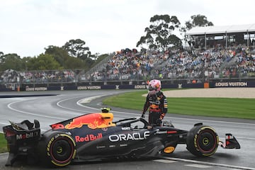 El piloto neozelands Liam Lawson junto a su Red Bull Racing tras chocarse en la vuelta 48 de la carrera del Gran Premio de Australia.