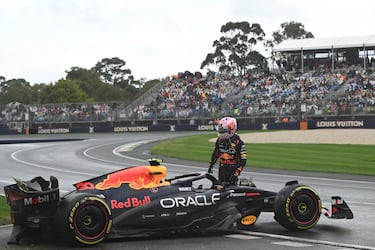 El piloto neozelandés Liam Lawson junto a su Red Bull Racing tras chocarse en la vuelta 48 de la carrera del Gran Premio de Australia.