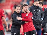 Muneta abraza a Medrano tras el empate ante el Castellón.