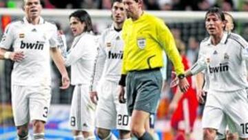 <b>MAL PRECEDENTE. </b>El árbitro belga De Bleeckere terminó de hundir al Madrid en su viaje a Anfield.