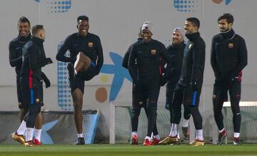 Paulinho, Yerry Mina, N. Semedo, Lionel Messi  y Luis Suarez sonríen durante el entrenamiento