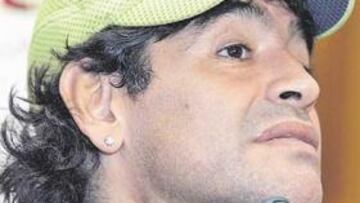 <b>ENCAÑONADO. </b>Así explicó Maradona como la Policía brasileña le puso la pistola en el cuello.