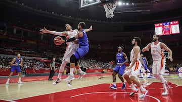 WUHAN, CHINA - SEPTEMBER 06: Marco Belinelli #3 of Italy drives against Daniel Hackett #10 of Spain during FIBA Basketball World Cup China 2019 at Wuhan Sports Center on September 06 , 2019 in Wuhan, China. (Photo by Wang He/Getty Images)