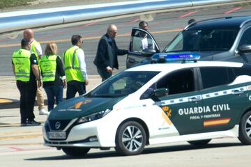 El Rey emérito Juan Carlos I a su llegada al Aeropuerto Internacional de Vigo-Peinador procedente de Londres. 