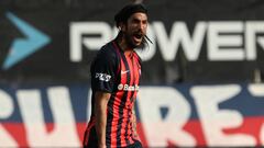 Hinchas queman neumáticos en el Monumental contra ByN