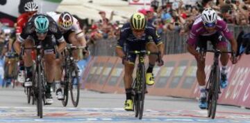 Caleb Ewan gana por media rueda a Fernando Gaviria en la meta de Alberobello.