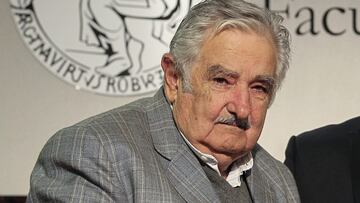 BAS04. BUENOS AIRES (ARGENTINA), 04/05/2015.- El expresidente de Uruguay José "Pepe" Mujica asiste a la ceremonia donde recibió un título Honoris Causa en la Facultad de Ciencas Económicas de la Universidad de Buenos Aires (UBA) hoy, lunes 4 de mayo de 2015, en Buenos Aires (Argentina). EFE/David Fernández