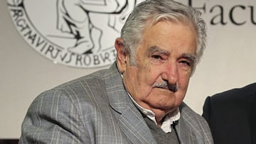 BAS04. BUENOS AIRES (ARGENTINA), 04/05/2015.- El expresidente de Uruguay José "Pepe" Mujica asiste a la ceremonia donde recibió un título Honoris Causa en la Facultad de Ciencas Económicas de la Universidad de Buenos Aires (UBA) hoy, lunes 4 de mayo de 2015, en Buenos Aires (Argentina). EFE/David Fernández