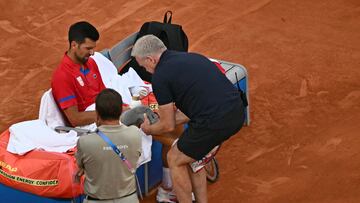 Djokovic recibe asistencia médica.