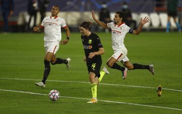 EXPULSADO NAVAS. Era el último hombre y el árbitro no duda. Le quitó la bota al jugador visitantes con su entrada por detrás.