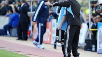 Sabella da instrucciones a Leo Messi durante un encuentro de la albiceleste
