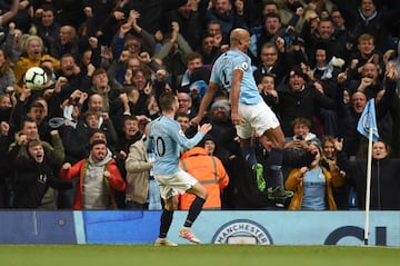 Vincent Kompany fue el héroe de la jornada para el Manchester City, ya que su golazo al ángulo ante Leicester le permite al equipo de Pep Guardiola llegar a la última fecha como líder de la Premier League con un punto más que el Liverpool.