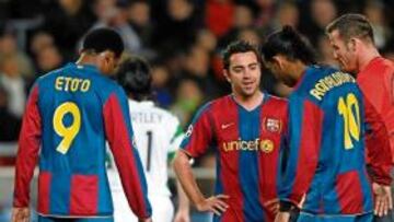 <b>JUGUETE ROTO. </b>Leo Messi llora desconsoladamente sobre el césped, mientras Samuel Etoo y Deco intentan consolarlo.