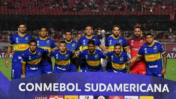 Chile's Everton players pose for a picture during the Copa Sudamericana group stage first leg football match against Brazil's Sao Paulo, at Morumbi Stadium in Sao Paulo, Brazil, on April 14, 2022. (Photo by NELSON ALMEIDA / AFP)